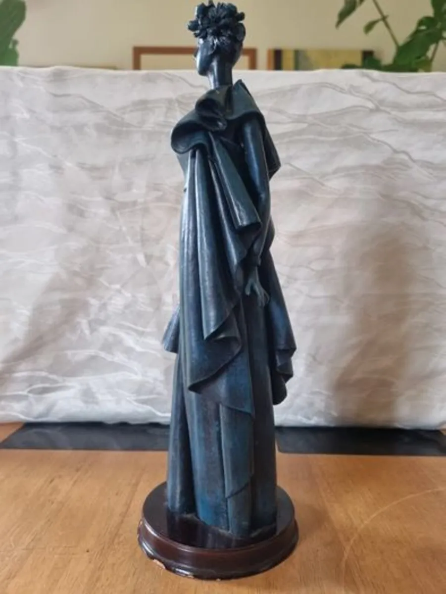 Art deco style large statue of a woman - Image 2