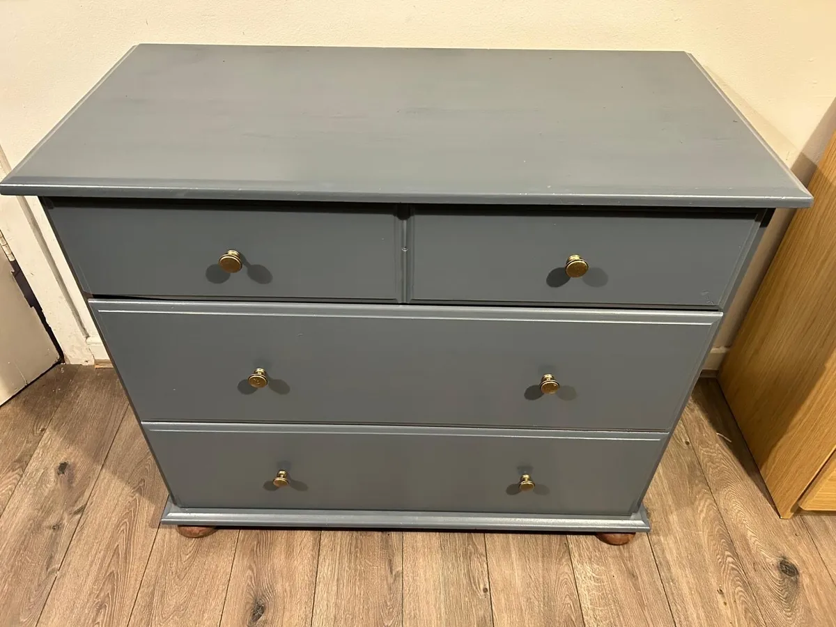 Chest of drawers