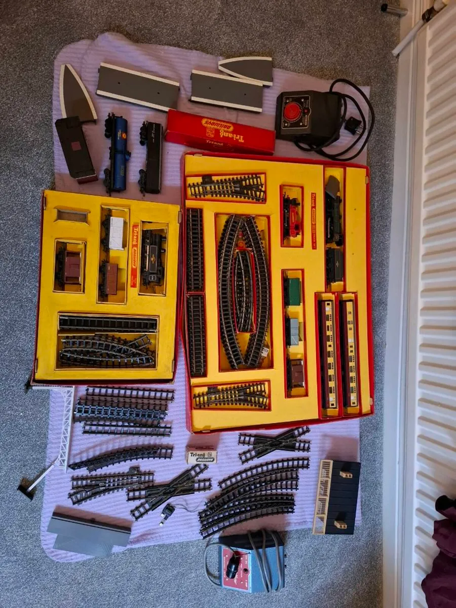 Tri-ang Railways RS47 & RS4 electric model railway - Image 1