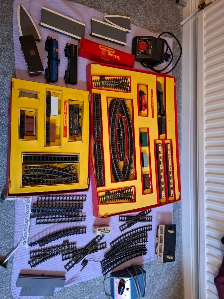 Tri-ang Railways RS47 & RS4 electric model railway - Image 3