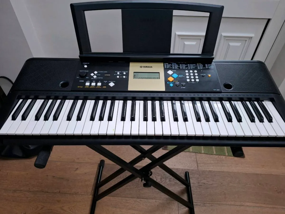 YAMAHA Digital Keyboard YPT 220 - Image 1