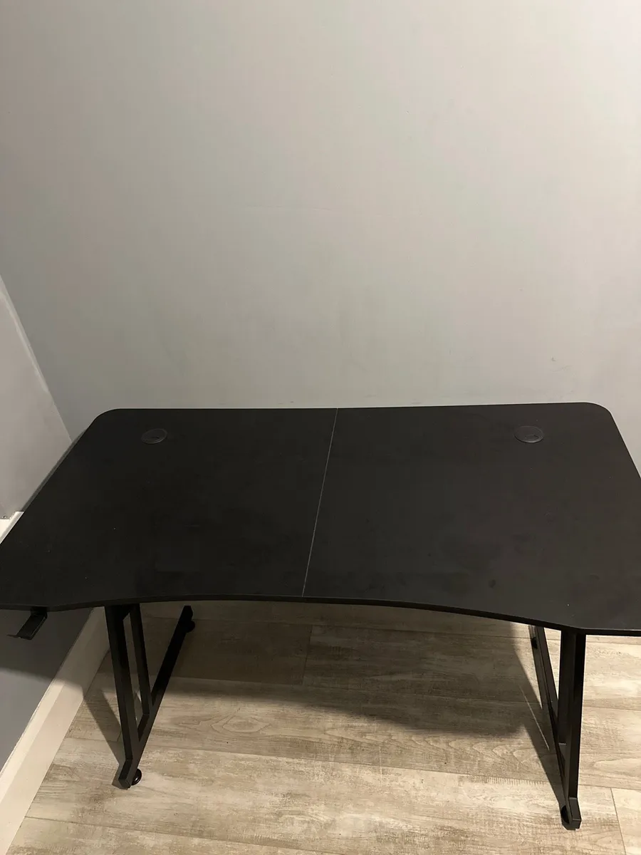 Gaming table - Image 1