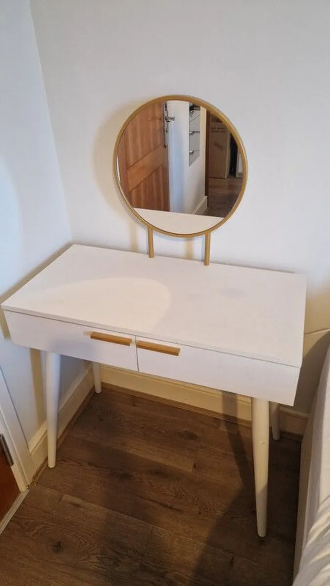 Vanity desk with mirror - Image 1