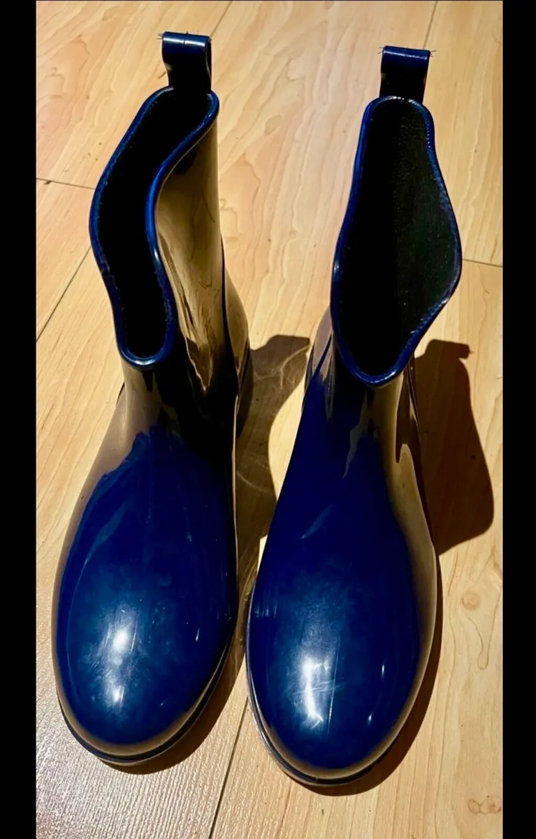 rain boots. - Image 3