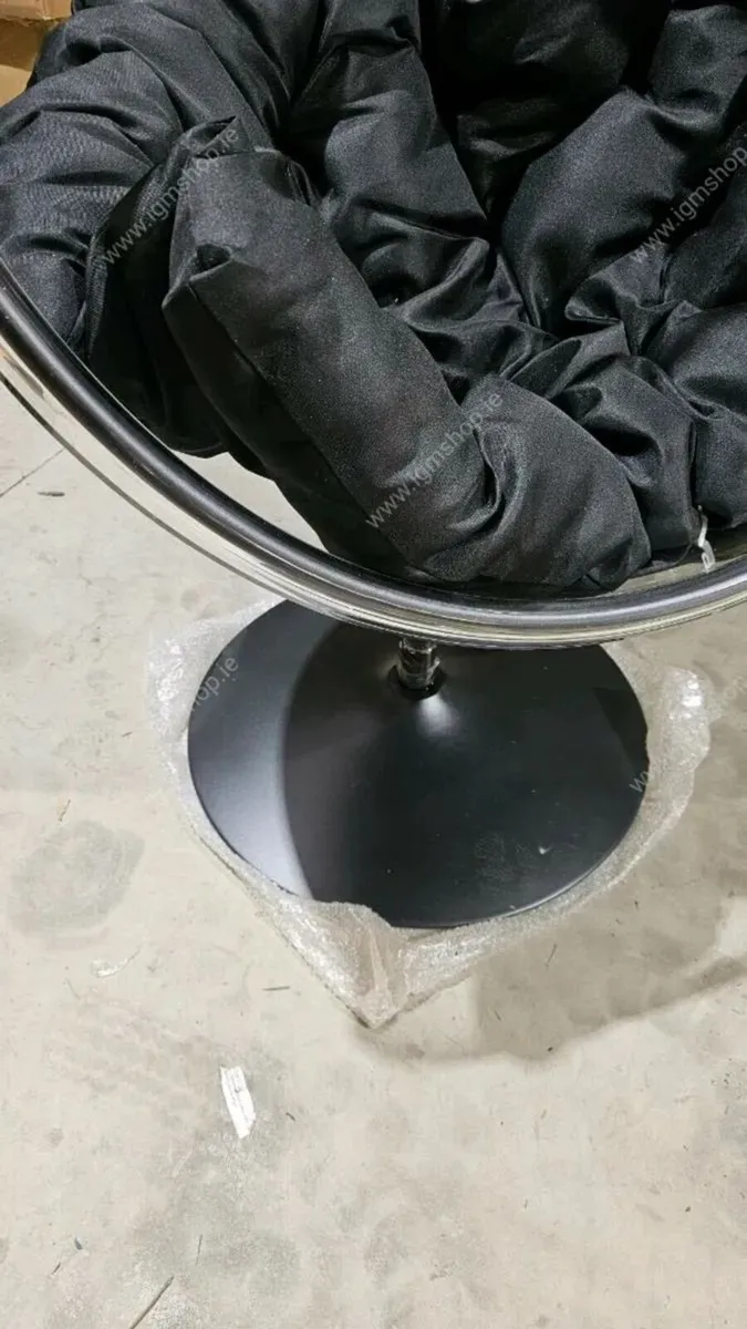 Acrylic round chair new with cushion - Image 3