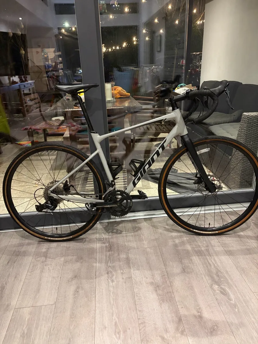 Giant Revolt 2 Gravel Bike - Image 1