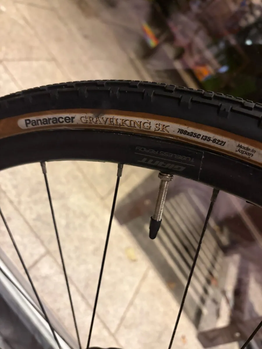 Giant Revolt 2 Gravel Bike - Image 2