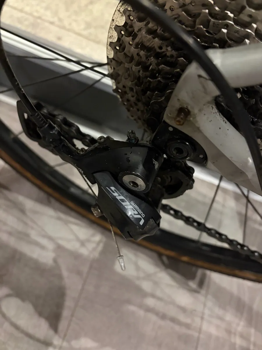 Giant Revolt 2 Gravel Bike - Image 3