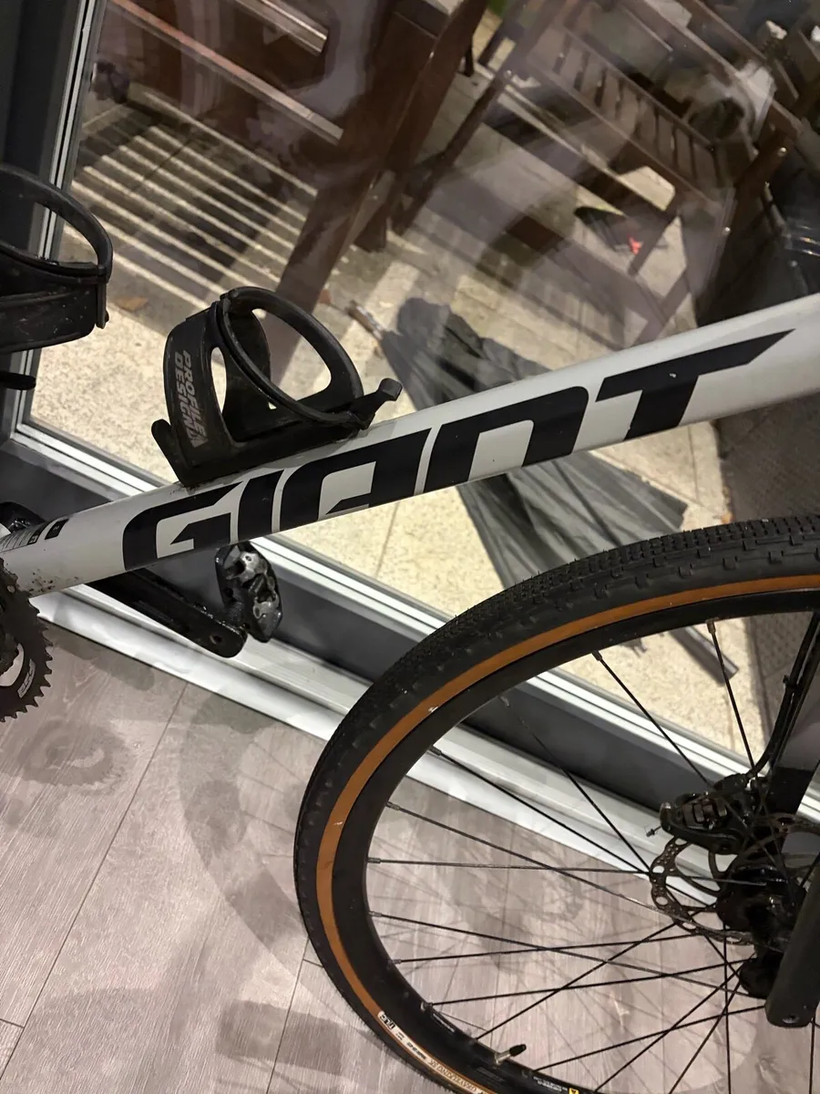 Giant Revolt 2 Gravel Bike - Image 4