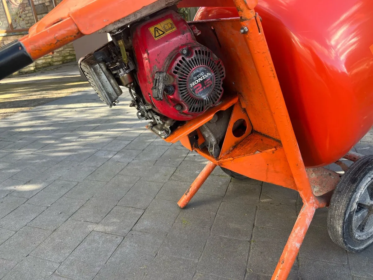 Bella cement mixer.  With Honda engine. - Image 2