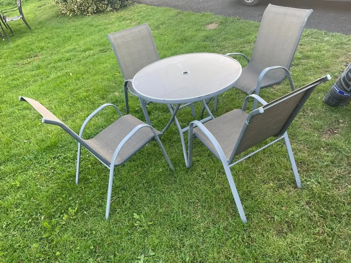 Garden table and chairs €100 set - Image 1
