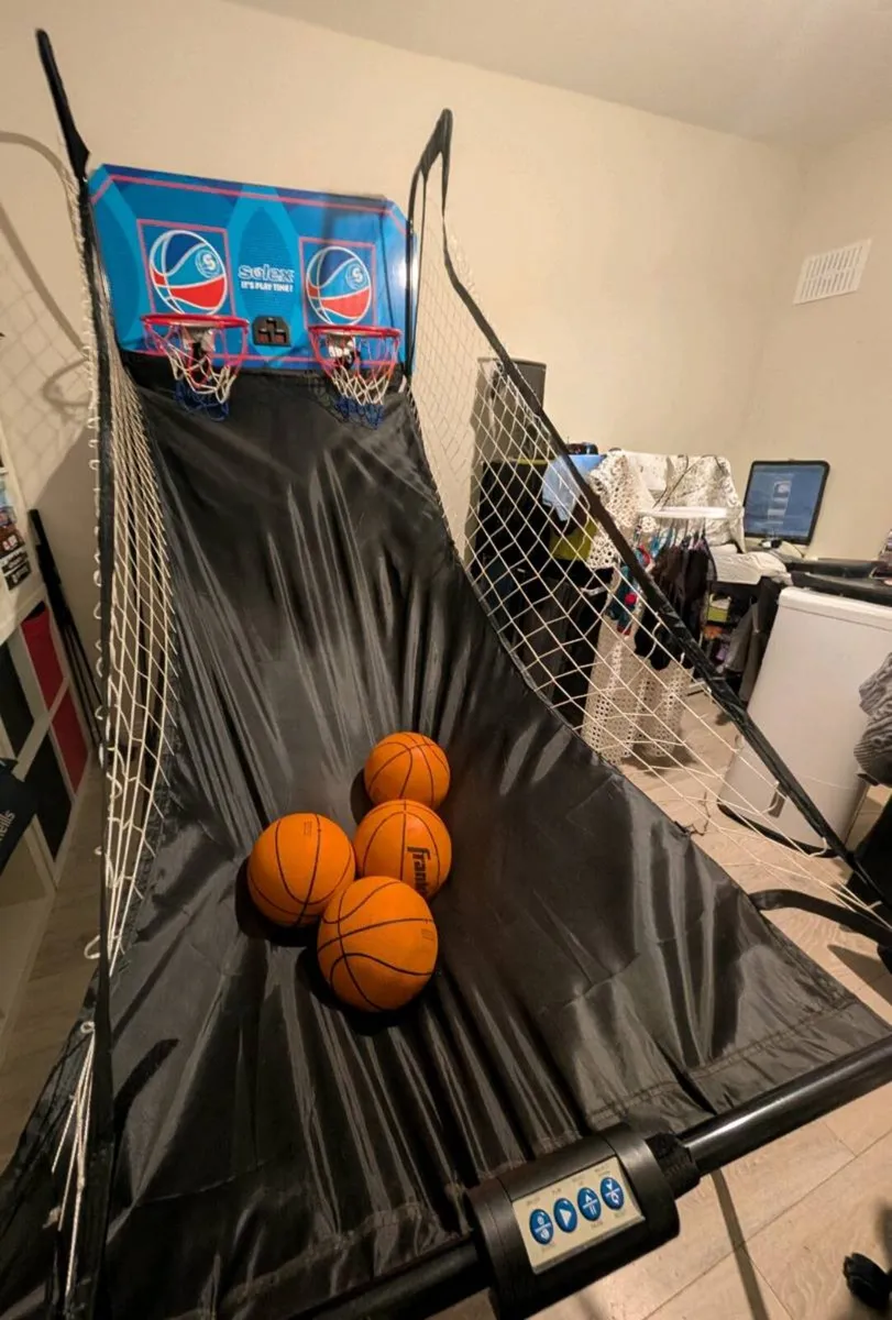 Double hoop basketball arcade game - Image 1