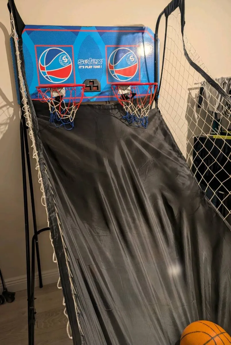 Double hoop basketball arcade game - Image 2