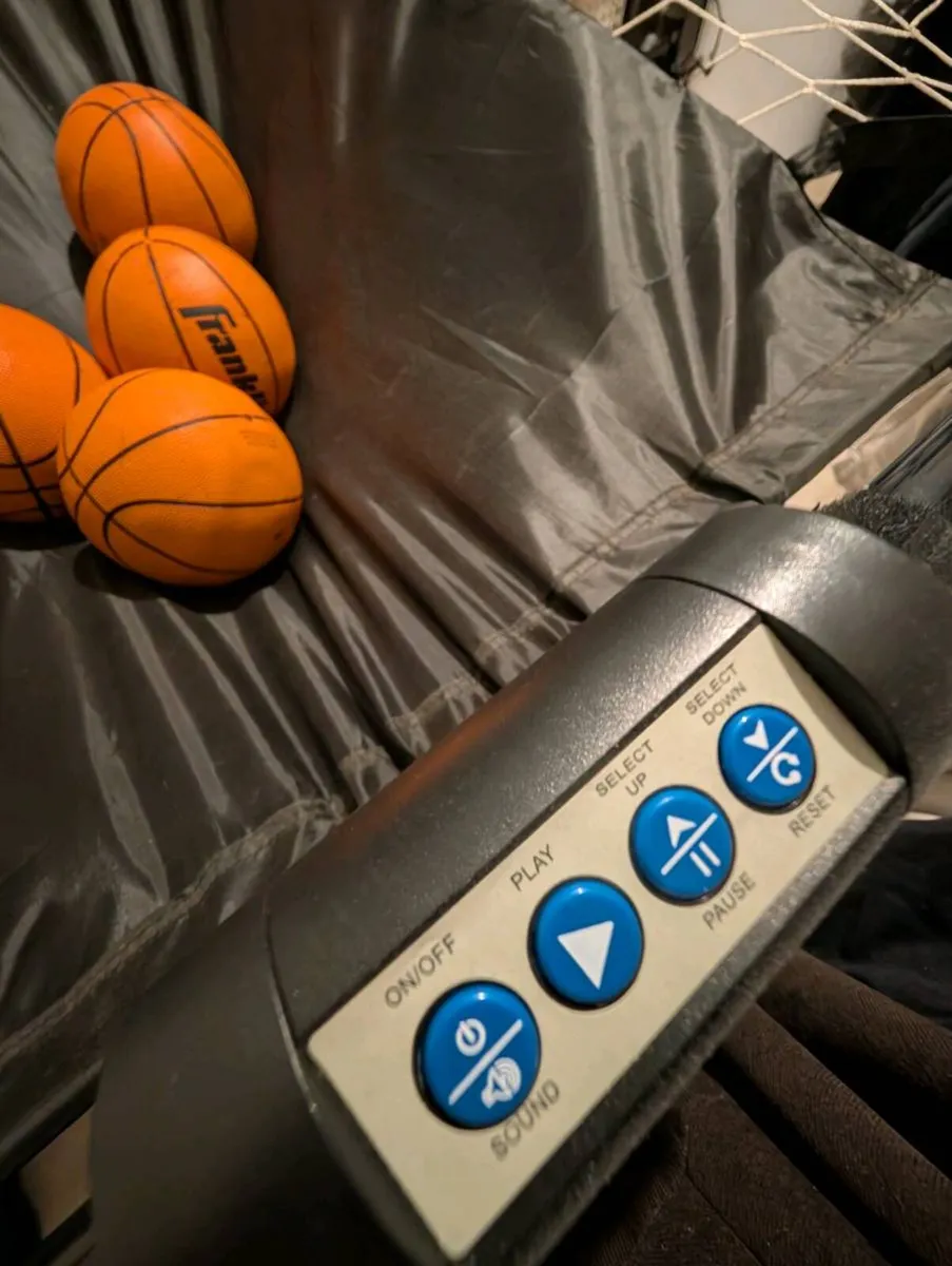 Double hoop basketball arcade game - Image 4