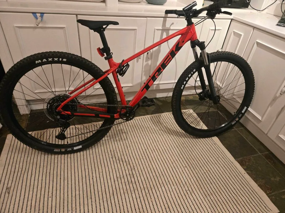 New Red Trek Marlin 6 (med) and CatEye light set - Image 1