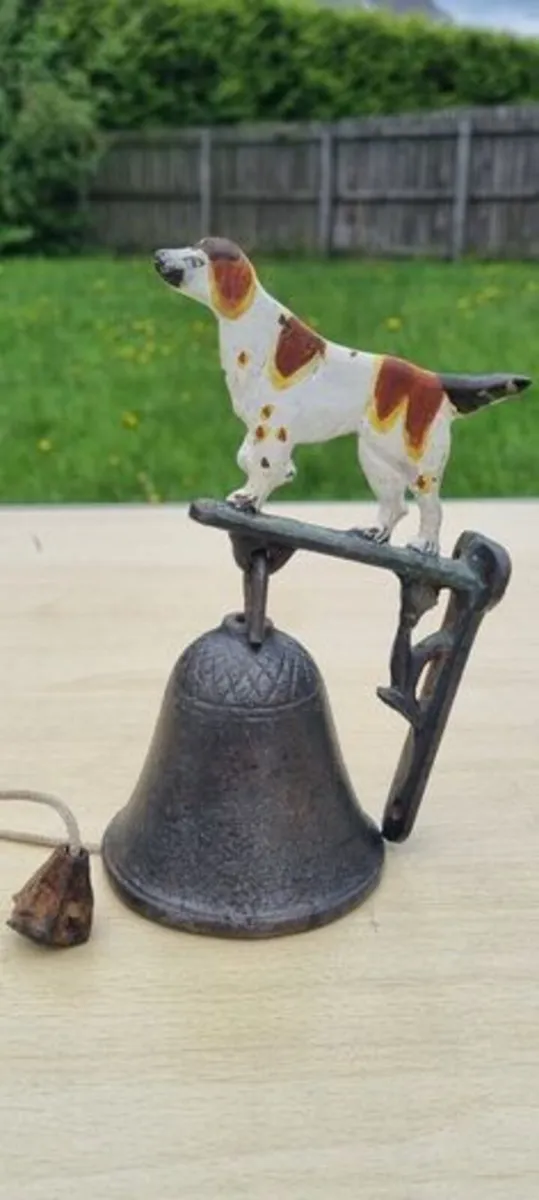 Vintage door bell with a dog figurine - Image 1