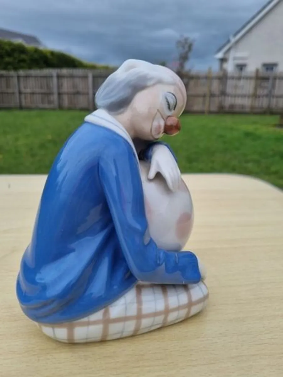 Porcelain sleeping clown with ball - Image 3