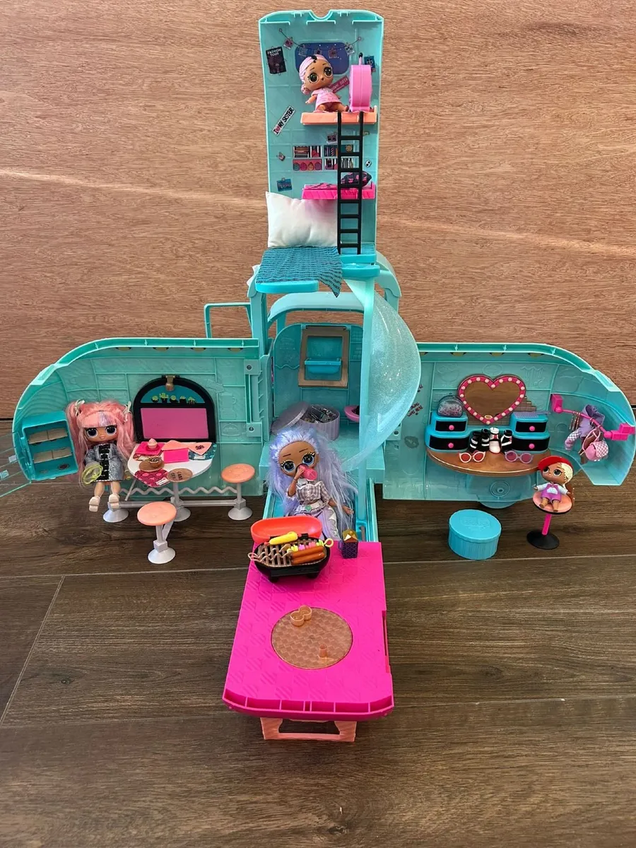 L.O.L Campervan PLUS 4 dolls - Image 1