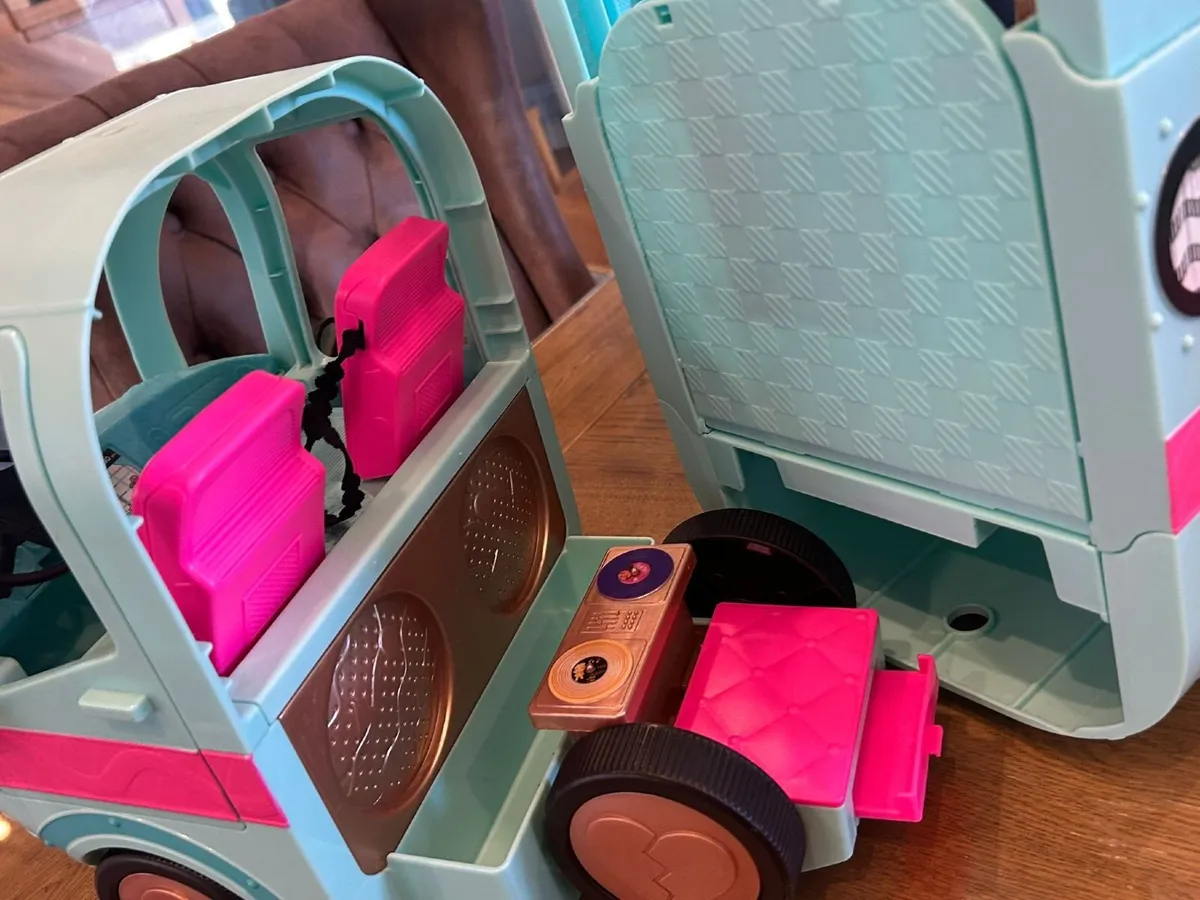 L.O.L Campervan PLUS 4 dolls - Image 3
