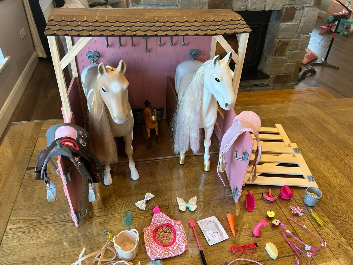 Our Generation Stables PLUS 3 horses - Image 1