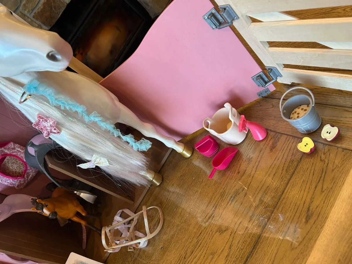 Our Generation Stables PLUS 3 horses - Image 3