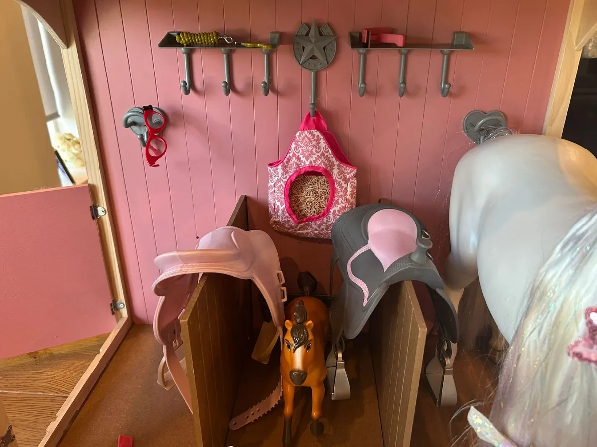 Our Generation Stables PLUS 3 horses - Image 4