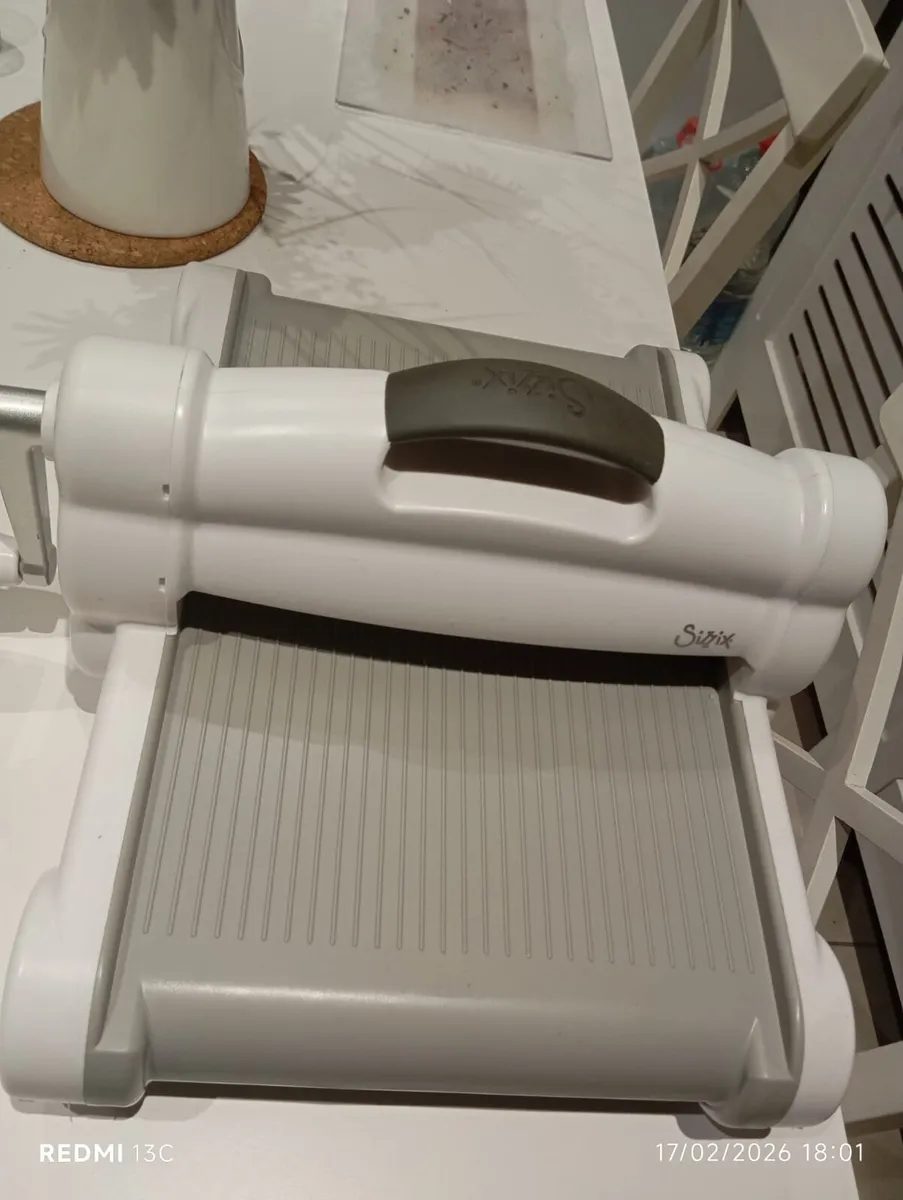 Sizzix Big Shot Plus Machine plus Cutting Pads - Image 2