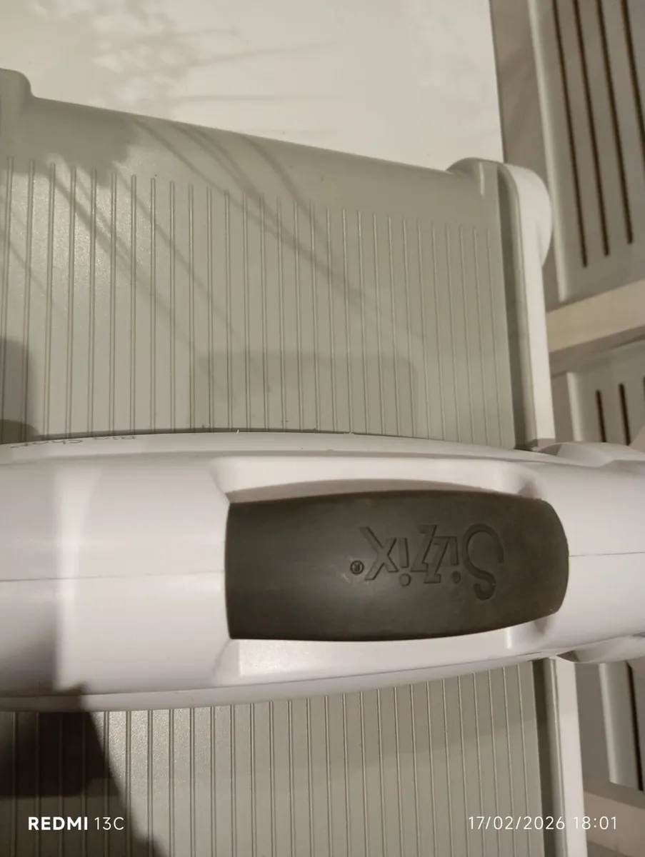 Sizzix Big Shot Plus Machine plus Cutting Pads - Image 3