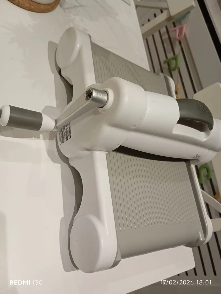 Sizzix Big Shot Plus Machine plus Cutting Pads - Image 4