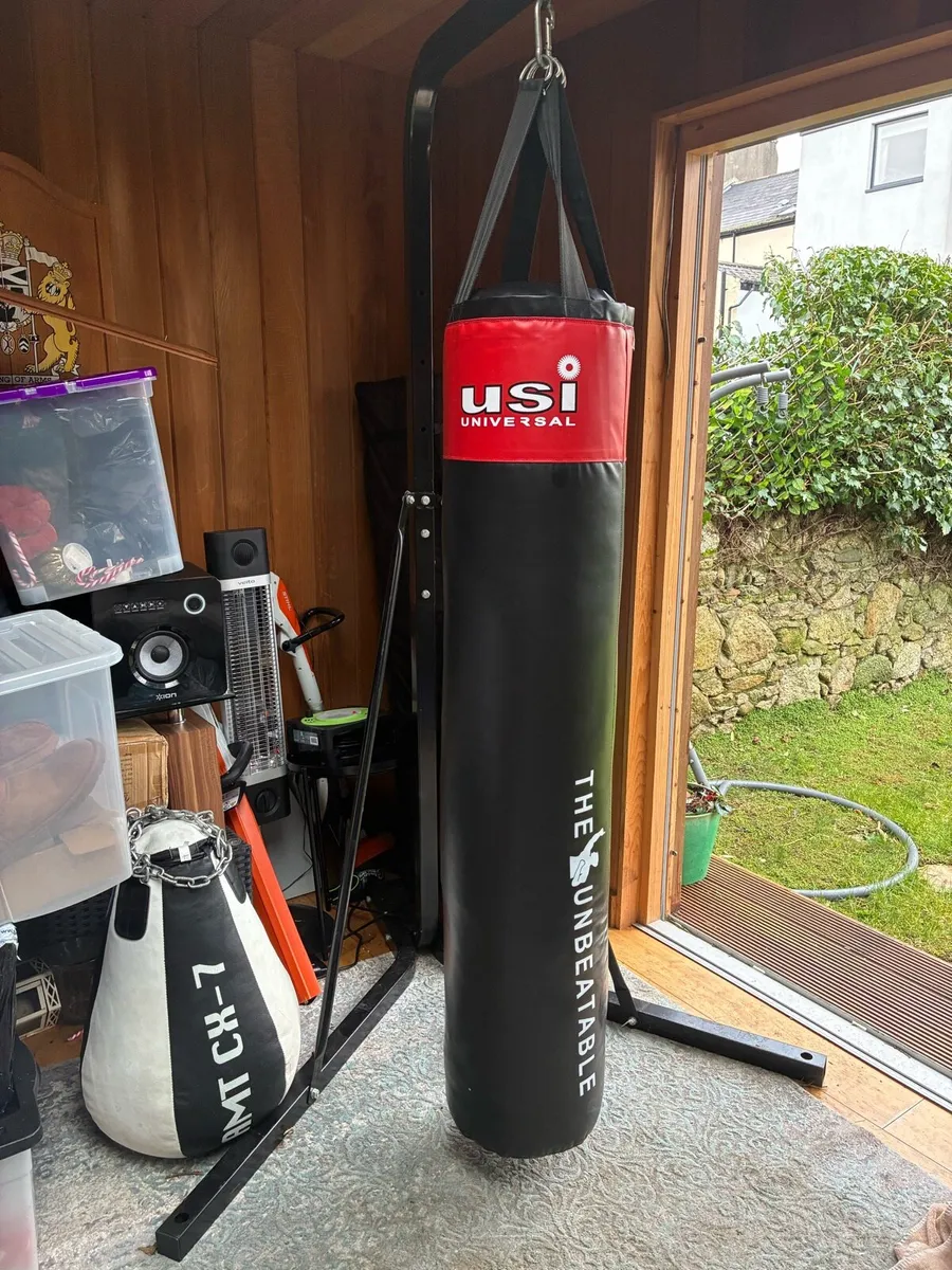 Boxing bag with stand - Image 1