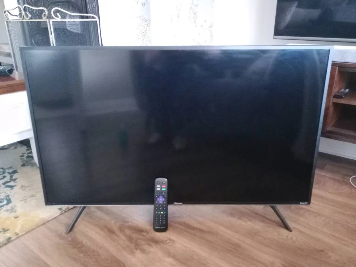 Hisense 43" Roku UHD SMART TV 43R6090G5 - Image 1