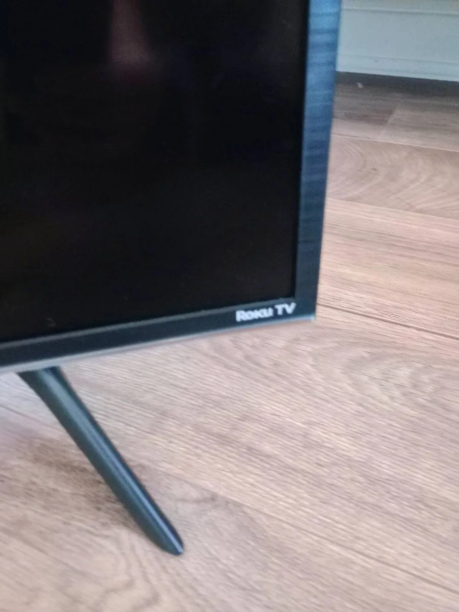 Hisense 43" Roku UHD SMART TV 43R6090G5 - Image 2