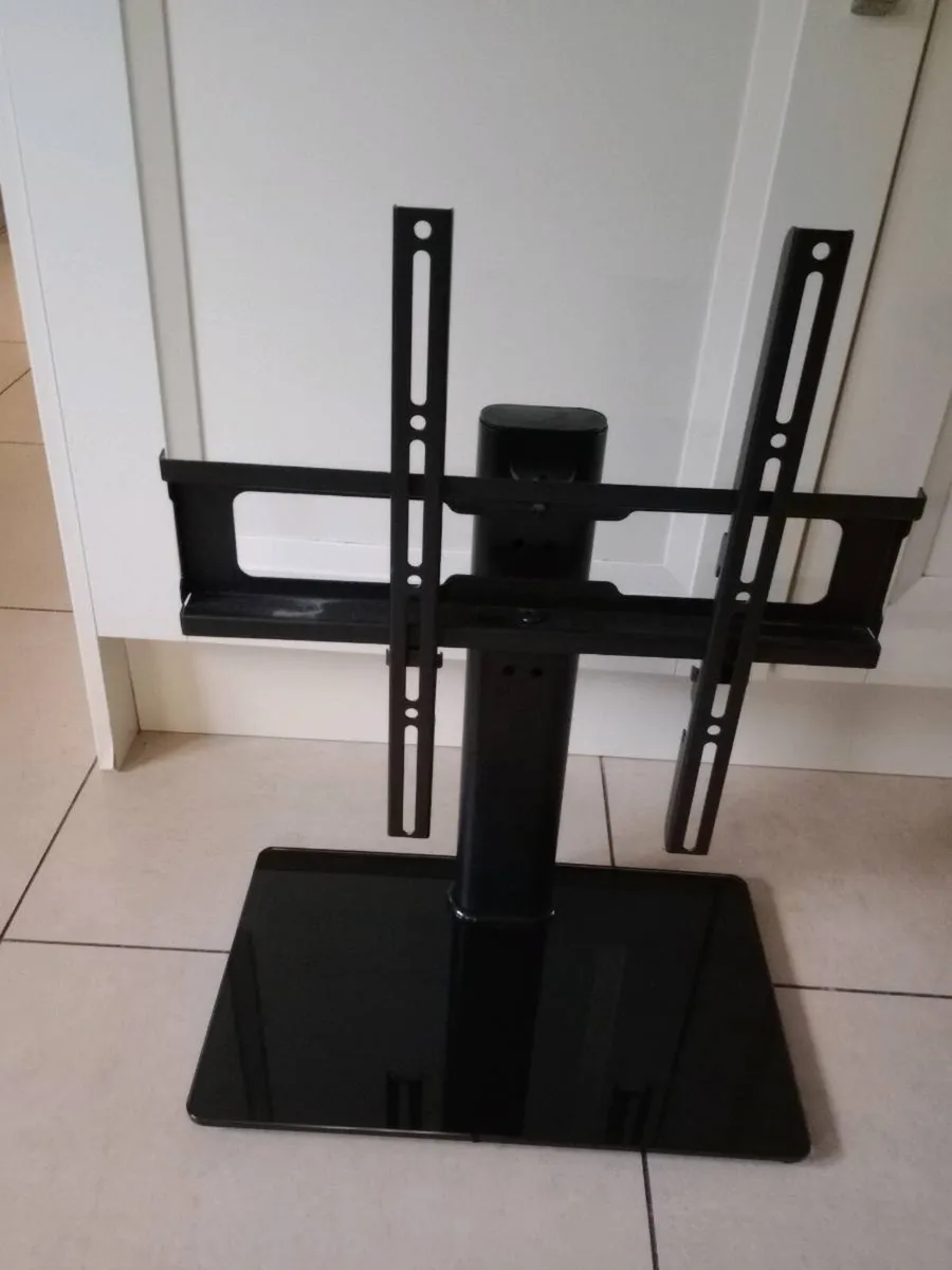 TV stand swivel movement - Image 1