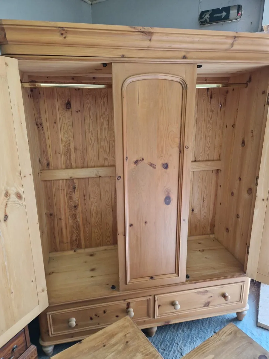 Vintage 3 door pine wardrobe, pair bedside lockers - Image 2