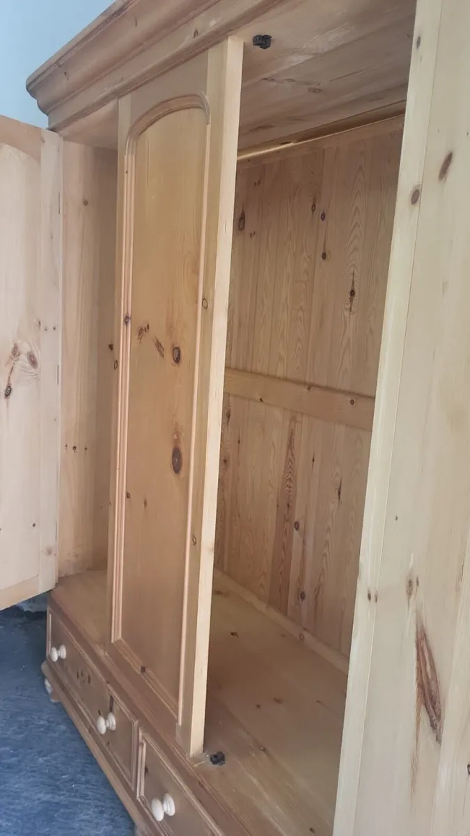 Vintage 3 door pine wardrobe, pair bedside lockers - Image 4