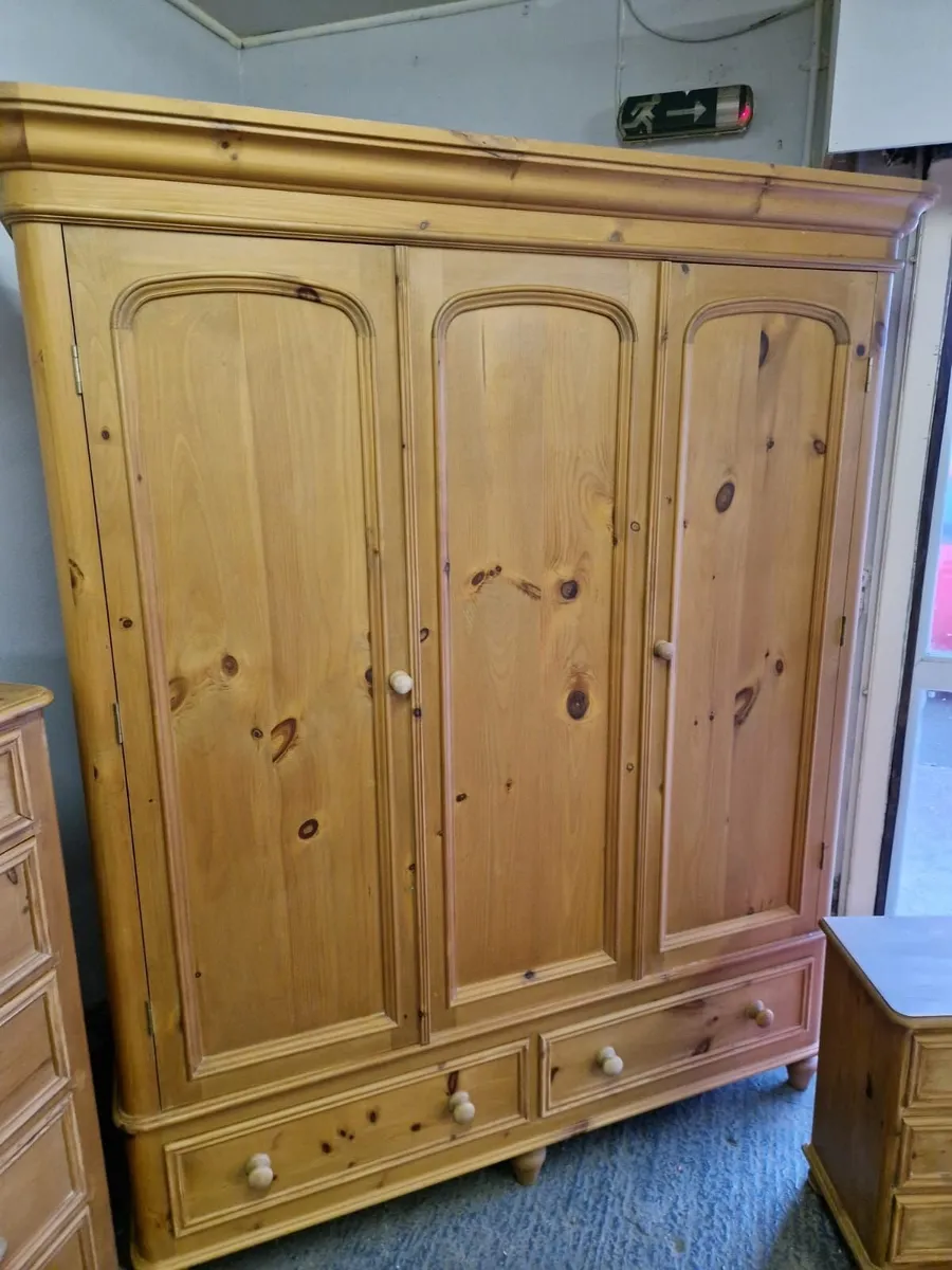 Vintage 3 door pine wardrobe, pair bedside lockers - Image 1