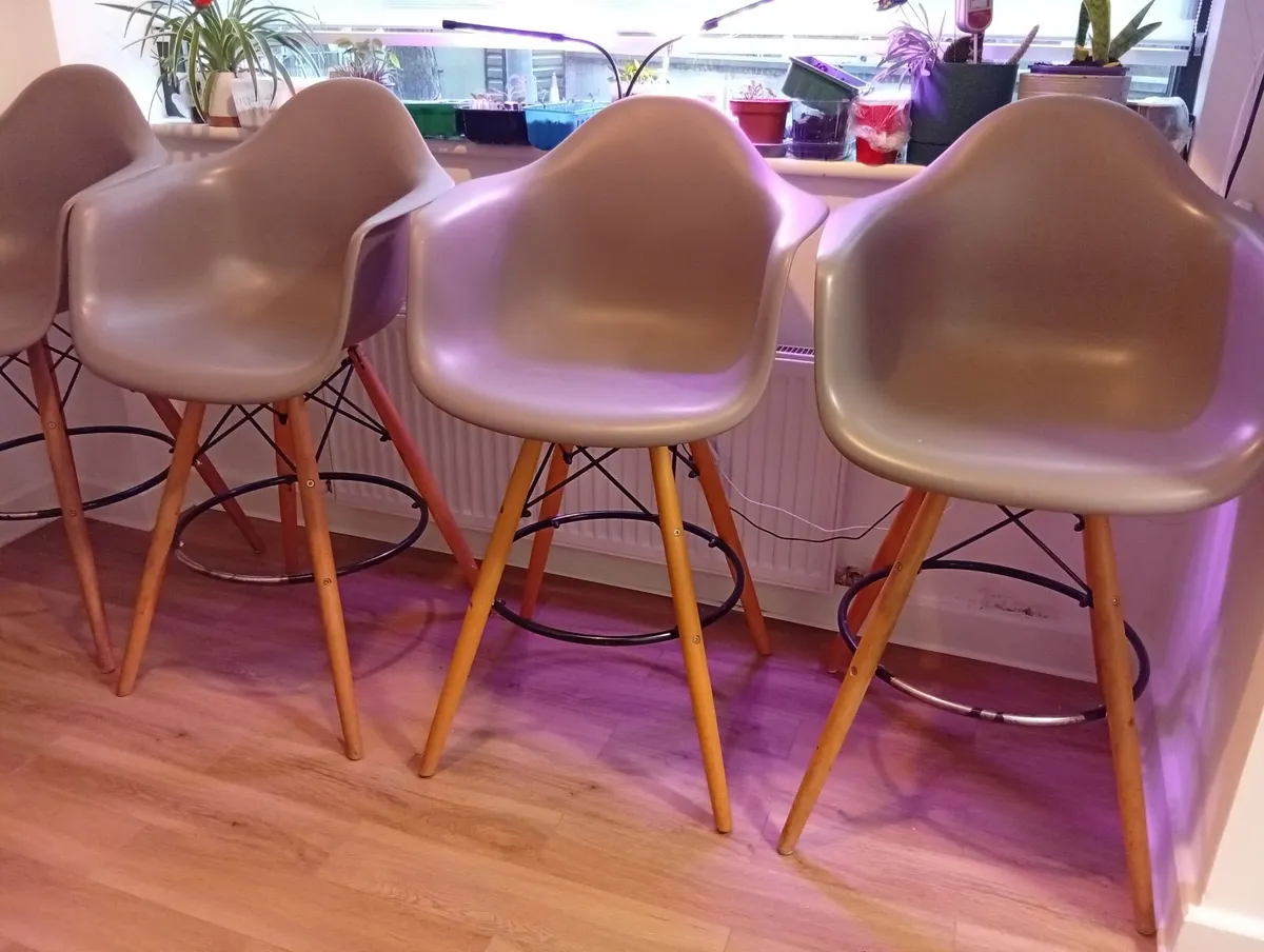 Luxury Quality Comfortable XL-Bar stools set - Image 1