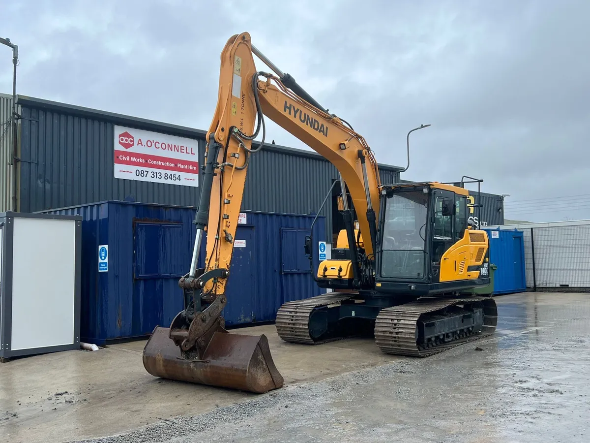 2017 Hyundai 140 - Image 1