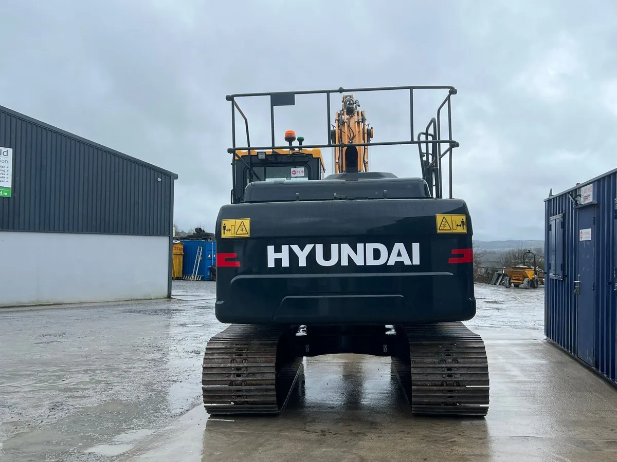 2017 Hyundai 140 - Image 3