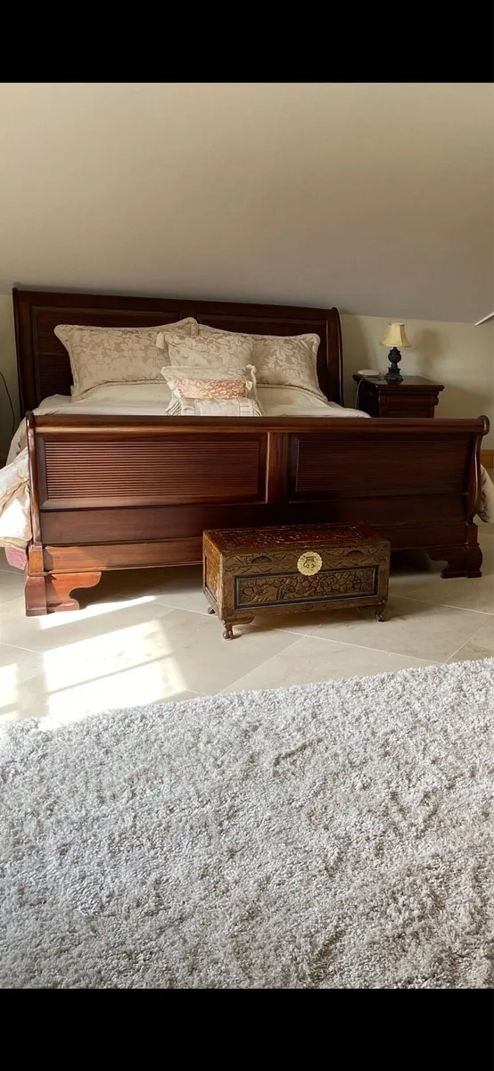 6 ft mahogany sleigh bed (tempur mattress) - Image 1
