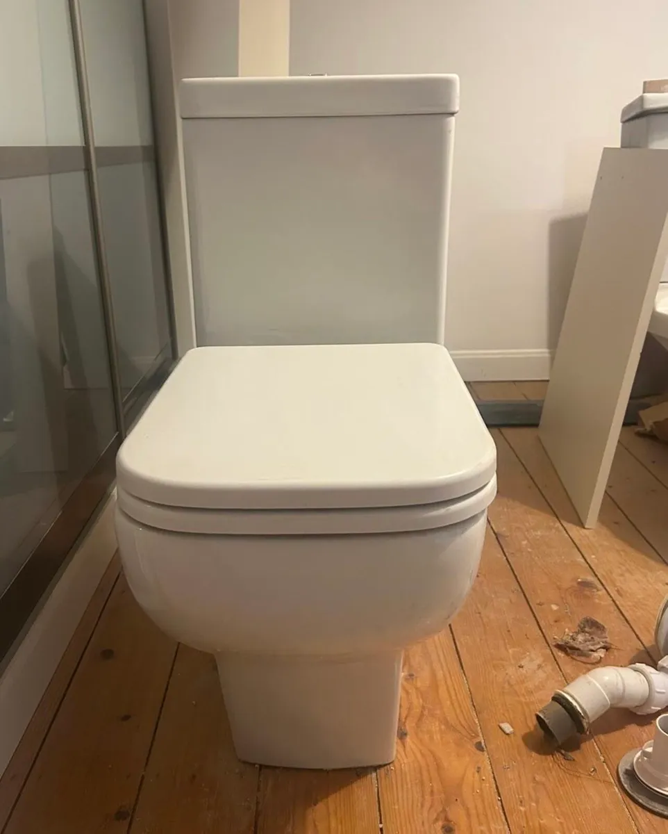 **New Ceramics Series 600 close coupled toilet
