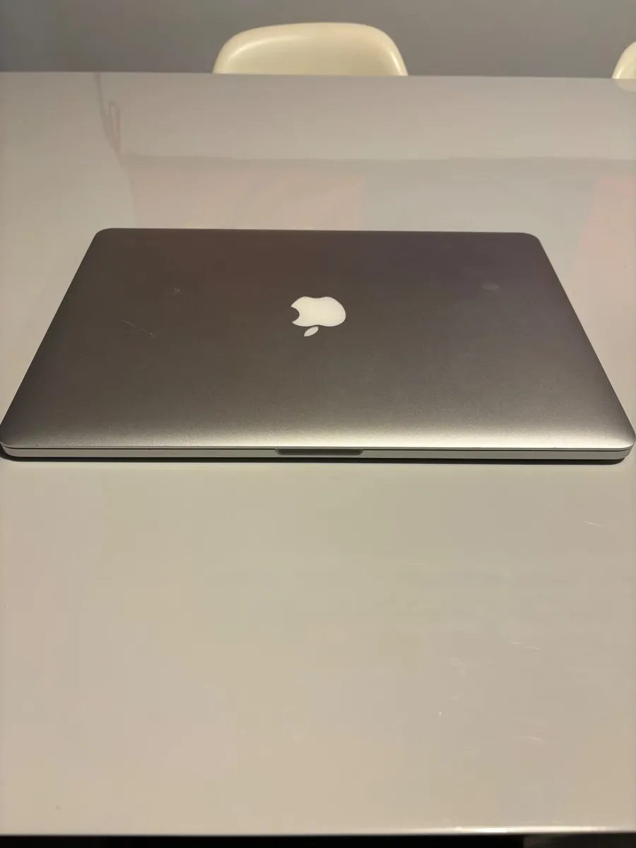 Macbook pro 15.4 - Image 1