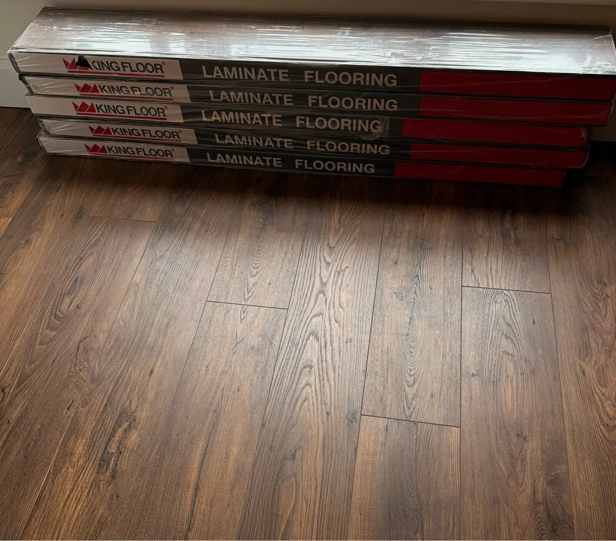 Leo Oak 12mm Laminate Flooring - Image 1