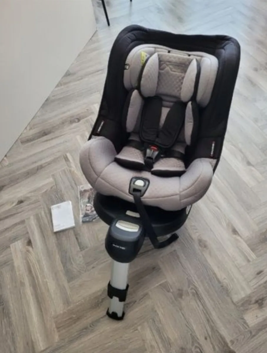Mountain Buggy Safe Rotate Car Seat - Image 1