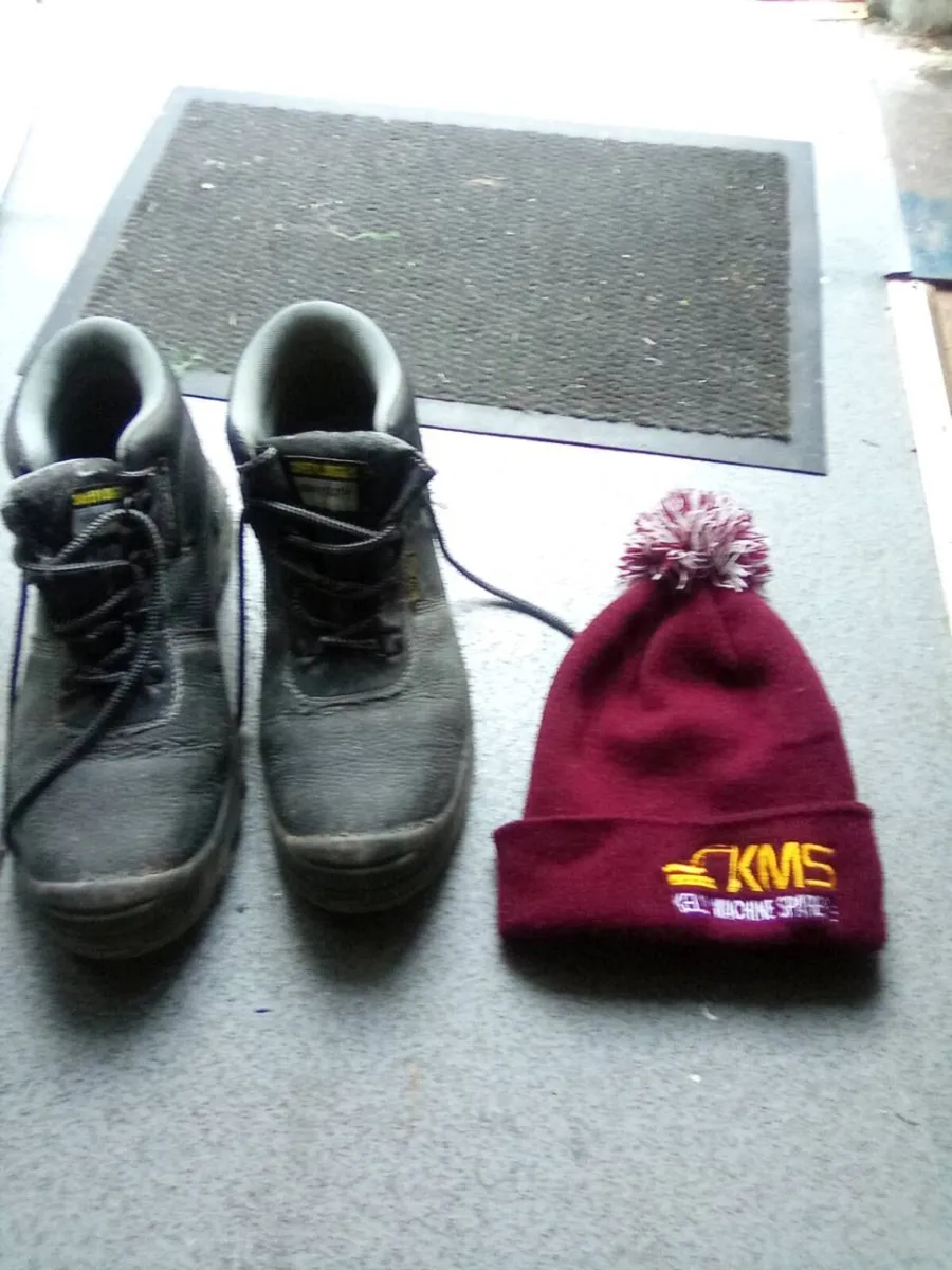 SIZE.  12.  WORK. BOOTS.  AND. THERMAL.   HAT - Image 3