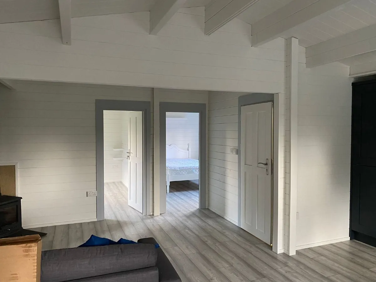 Timber/Log Cabin - Image 3