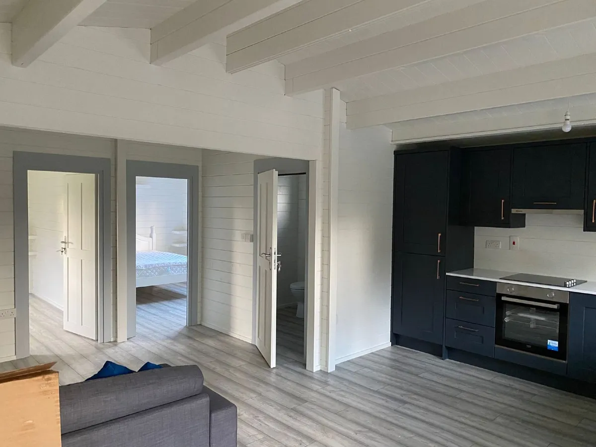 Timber/Log Cabin - Image 4