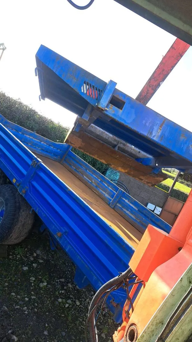 2022 like new euro spec trailer with bale extensio - Image 3