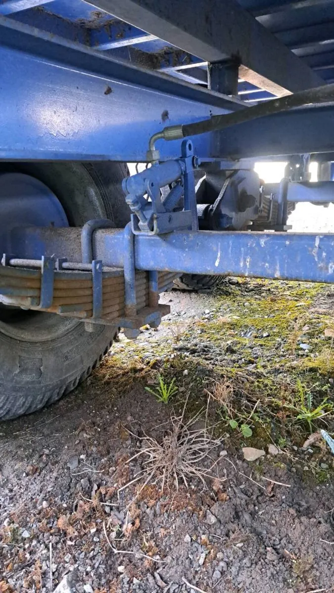 2022 like new euro spec trailer with bale extensio - Image 4