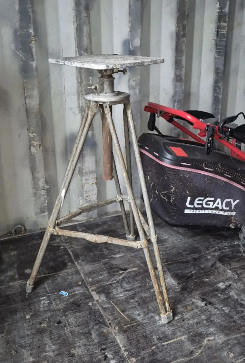 Adjustable Sculptor’s Stand / Artist Turntable
